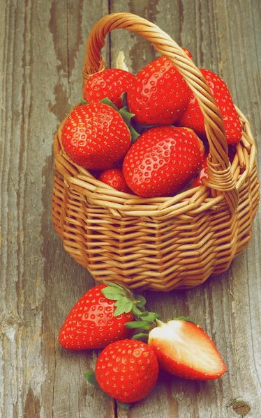 Strawberries in Basket — Stockfoto