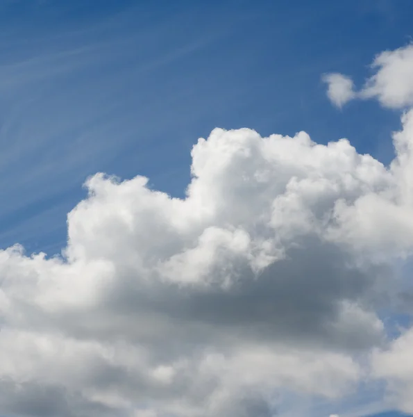 Flauschige große Wolke — Stockfoto