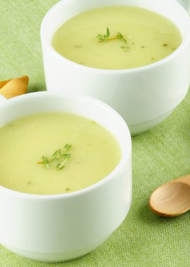 Kremalı kuşkonmaz çorbası