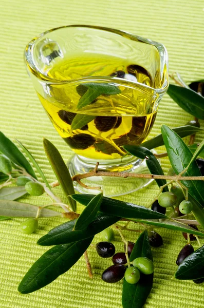 Olio d'oliva e olive — Foto Stock