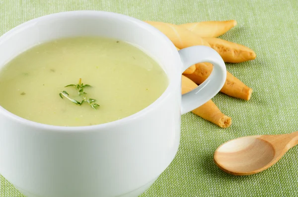 Soupe aux asperges à la crème — Photo