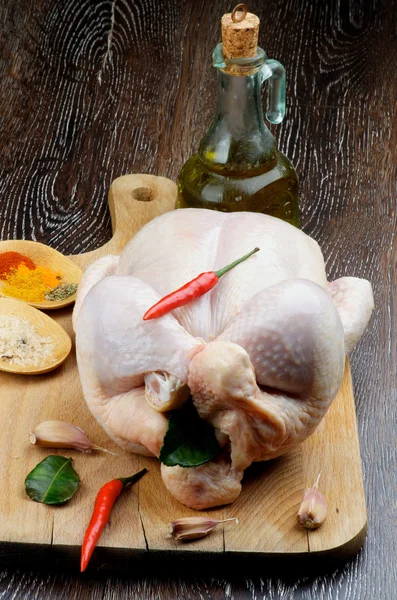 Poulet cru prêt à rôtir — Photo