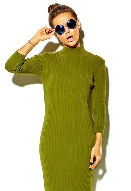 güzel mutlu sevimli gülümseyen esmer kadın kız rahat mavi hipster yaz giysileri beyaz smartphone kulaklık ile müzik dinleme güneş gözlüğü izole hiç makyaj ile portresi