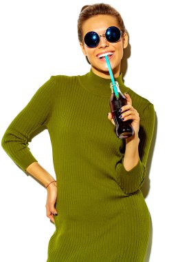 güzel mutlu sevimli gülümseyen esmer kadın kız rahat mavi hipster yaz giysileri beyaz smartphone kulaklık ile müzik dinleme güneş gözlüğü izole hiç makyaj ile portresi