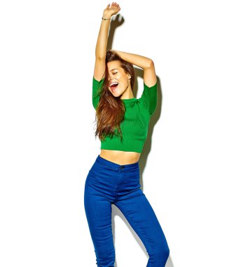 güzel mutlu sevimli gülümseyen esmer kadın kız rahat mavi hipster yaz giysileri beyaz smartphone kulaklık ile müzik dinleme güneş gözlüğü izole hiç makyaj ile portresi