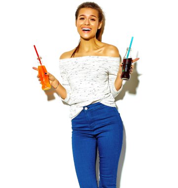güzel çılgın gülümseyen esmer kadın kız rahat mavi hipster yaz giysileri saman ile iki şişe soda içme beyaz izole hiç makyaj ile portresi