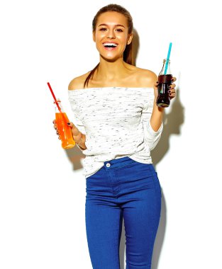 güzel çılgın gülümseyen esmer kadın kız rahat mavi hipster yaz giysileri saman ile iki şişe soda içme beyaz izole hiç makyaj ile portresi