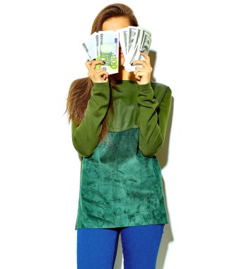 yüzün yanında beyaz tutan dolar ve euro banknotlar izole hiçbir makyaj ile rahat yeşil hipster yazlık giysiler güzel mutlu sevimli gülümseyen esmer kadın kız portresi
