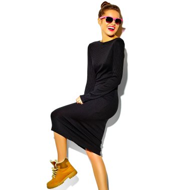 güzel mutlu sevimli gülümseyen esmer kadın kız rahat siyah hipster yaz giysileri üzerinde beyaz izole kırmızı dudaklar ile portresi