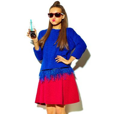 saman güneş gözlüğü ile şişe soda içme beyaz portre rahat hipster yaz renkli giysileri ile kırmızı dudaklar esmer kadın kızı gülümseyen güzel deli izole