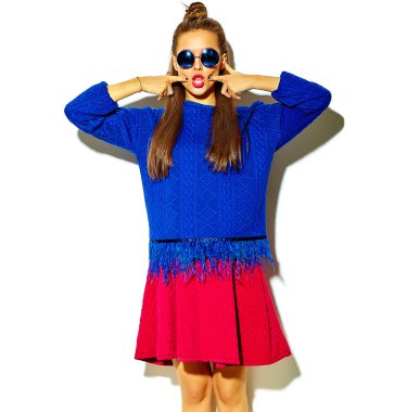 güzel çılgın gülümseyen esmer kadın kız rahat hipster yaz renkli giysileri beyaz güneş gözlüğü izole kırmızı dudaklar