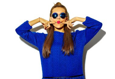 esmer kadın kız rahat hipster yaz renkli giysileri kırmızı dudaklar ile gülümseyen güzel deli beyaz komik 