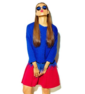 güzel çılgın gülümseyen esmer kadın kız rahat hipster yaz renkli giysiler kırmızı dudaklar ile beyaz güneş gözlüğü öpücük veren izole