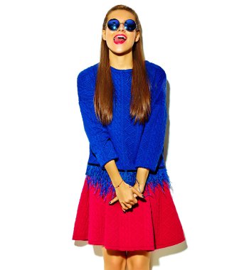 güzel çılgın esmer kadın kız rahat hipster yaz renkli giysileri kırmızı dudaklar ile gülümseyen güneş gözlüğü komik 