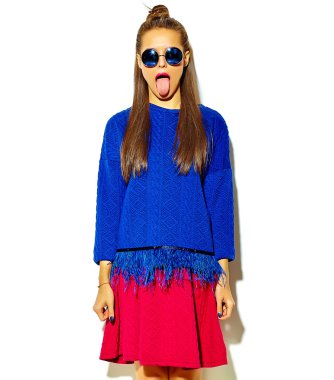 güzel çılgın gülümseyen esmer kadın kız rahat hipster yaz renkli giysileri beyaz dilini gösteren güneş gözlüğü izole kırmızı dudaklar