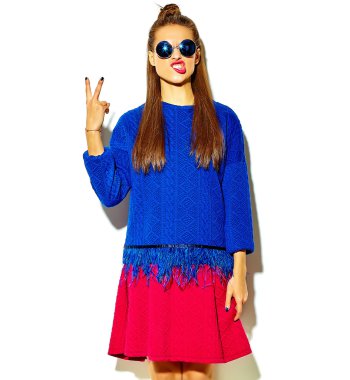 güzel çılgın gülümseyen esmer kadın kız rahat hipster yaz renkli giysileri beyaz komik surat yapma güneş gözlüğü izole kırmızı dudaklar