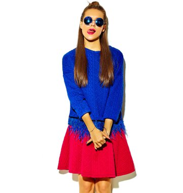 güzel çılgın esmer kadın kız rahat hipster yaz renkli giysileri kırmızı dudaklar ile gülümseyen güneş gözlüğü komik 