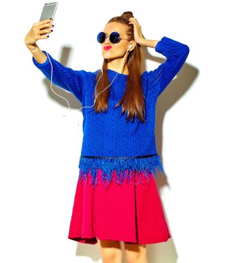 güzel mutlu sevimli gülümseyen seksi esmer kadın kız rahat yaz renkli giysileri ile Smartphone cep telefonu ile beyaz yapma selfie fotoğrafa izole kırmızı dudaklar