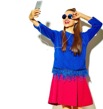 güzel mutlu sevimli gülümseyen seksi esmer kadın kız rahat yaz renkli giysileri ile Smartphone cep telefonu ile beyaz yapma selfie fotoğrafa izole kırmızı dudaklar