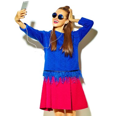 güzel mutlu sevimli gülümseyen seksi esmer kadın kız rahat yaz renkli giysileri ile Smartphone cep telefonu ile beyaz yapma selfie fotoğrafa izole kırmızı dudaklar