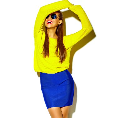 mutlu sevimli gülümseyen dans esmer kadın kız rahat renkli hipster sarı yaz giysileri üzerinde beyaz izole kırmızı dudaklar