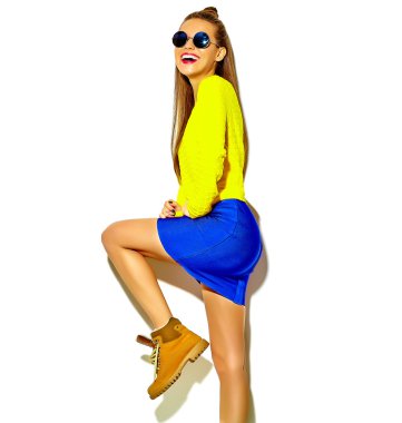 güzel mutlu sevimli gülümseyen esmer kadın kız rahat renkli hipster sarı yaz giysileri üzerinde beyaz izole kırmızı dudaklar ile portresi