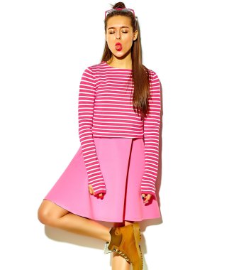 güzel mutlu sevimli gülümseyen esmer kadın kız rahat renkli hipster pembe yaz giysileri beyaz dilini gösteren izole kırmızı dudaklar