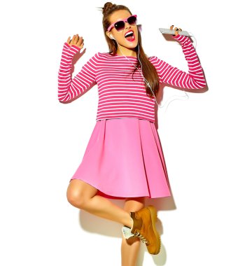 Müzik beyaz izole kırmızı dudaklar ile rahat renkli pembe yazlık giysiler içinde güzel mutlu sevimli gülümseyen seksi esmer kadın kız dans