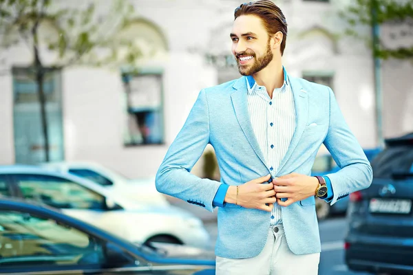 High fashion look. Stijlvolle zeker gelukkig knap lachende zakenman model jongeman in blauwe pak doek levensstijl in de straat — Stockfoto