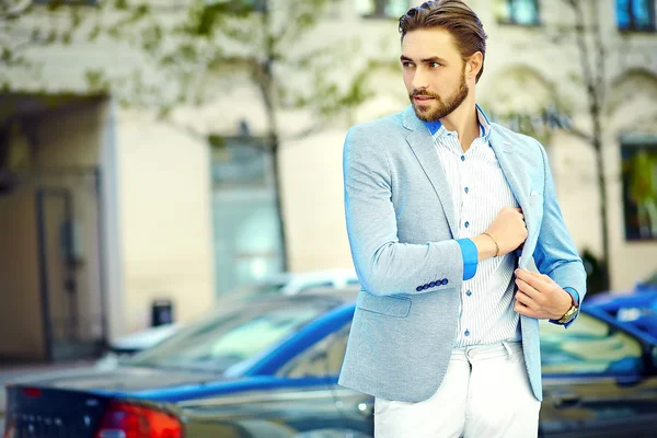 高时尚外观。年轻时尚自信快乐英俊男人微笑着商人模型在街上的蓝色西装布生活方式 — 图库照片