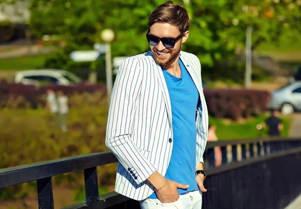 Yüksek moda bakmak. Genç şık emin mutlu yakışıklı işadamı modeli erkek güneş gözlüğü sokakta mavi elbise kumaş yaşam tarzı