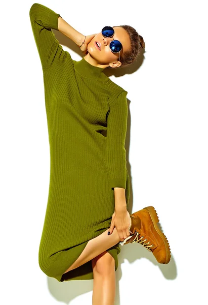 Portret van mooi gelukkig schattige lachende brunette vrouw meisje in casual blauwe hipster zomer kleding zonder make-up geïsoleerd op wit in zonnebril luisteren van muziek in smartphone met koptelefoon — Stockfoto