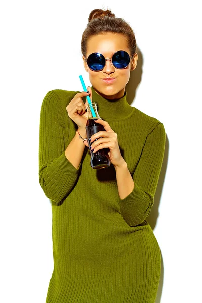 Πορτρέτο του χαρούμενος χαριτωμένο χαμογελαστό μελαχρινή γυναίκα ομορφες σε περιστασιακή μπλε hipster καλοκαιρινά ρούχα που δεν μακιγιάζ που απομονώνονται σε λευκό σε γυαλιά ηλίου που ακούει μουσική στο smartphone με τα ακουστικά — Φωτογραφία Αρχείου