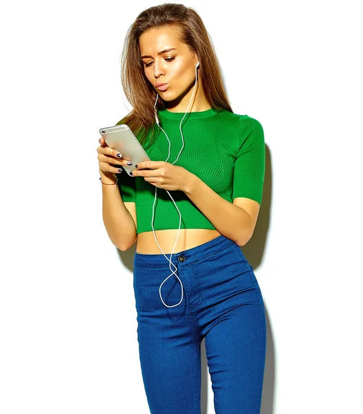 Retrato de hermosa chica morena linda feliz en ropa de verano hipster verde casual sin maquillaje aislado en blanco usando un teléfono inteligente — Foto de Stock