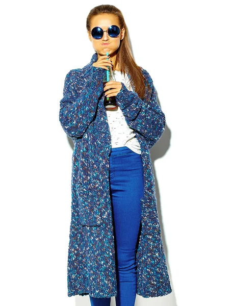 Güzel mutlu sevimli esmer kadın kız rahat mavi hipster yaz giysileri beyaz saman ile şişe kola içme güneş gözlüğü izole hiç makyaj ile portresi — Stok fotoğraf