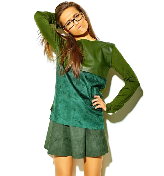 Portret van mooi gelukkig schattige lachende brunette vrouw meisje in casual groene hipster zomer kleding zonder make-up op wit wordt geïsoleerd — Stockfoto