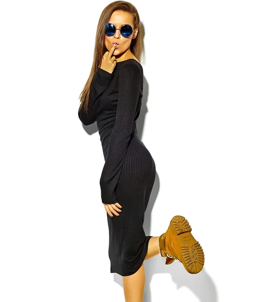 Bela feliz bonito sorrindo morena mulher menina em casual preto hipster verão roupas sem maquiagem isolada no branco em óculos de sol, mostrando foda fora sinal — Fotografia de Stock