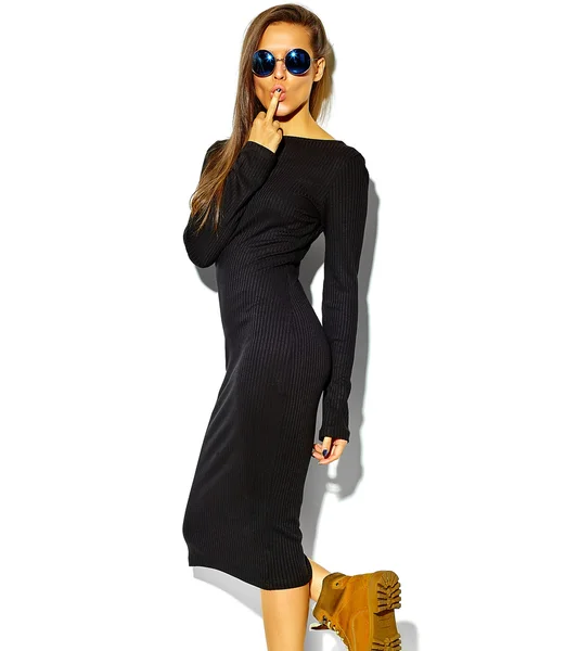 Bella felice carino sorridente ragazza bruna donna in casual nero hipster vestiti estivi senza trucco isolato su bianco in occhiali da sole, mostrando cazzo segno — Foto Stock