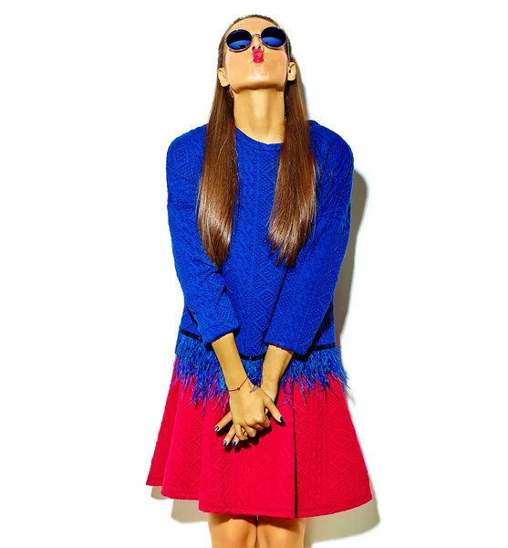 Vackra crazy leende brunett kvinna tjej i casual hipster sommar färgglada kläder med röda läppar isolerad på vita solglasögon gör roliga "fisk-ansiktet" — Stockfoto