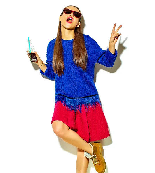 Bela louca sorrindo morena menina no verão hipster casual roupas coloridas com lábios vermelhos isolados em refrigerante branco bebendo de garrafa com palha em óculos de sol mostrando sinal de paz — Fotografia de Stock