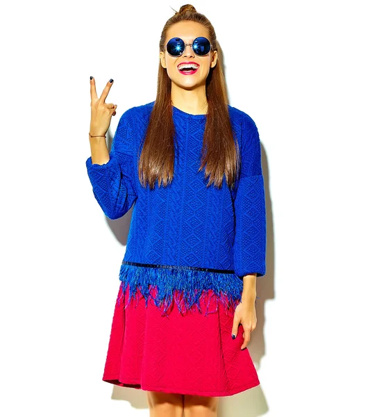 Vackra galna leende brunett kvinna tjej i casual hipster sommar färgglada kläder med röda läppar isolerad på vita solglasögon — Stockfoto