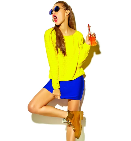 Portret van mooie gek lacht brunette vrouw meisje in casual hipster zomer kleurrijke kleding met rode lippen geïsoleerd op wit frisdrank drinken uit fles met rietje in zonnebril — Stockfoto