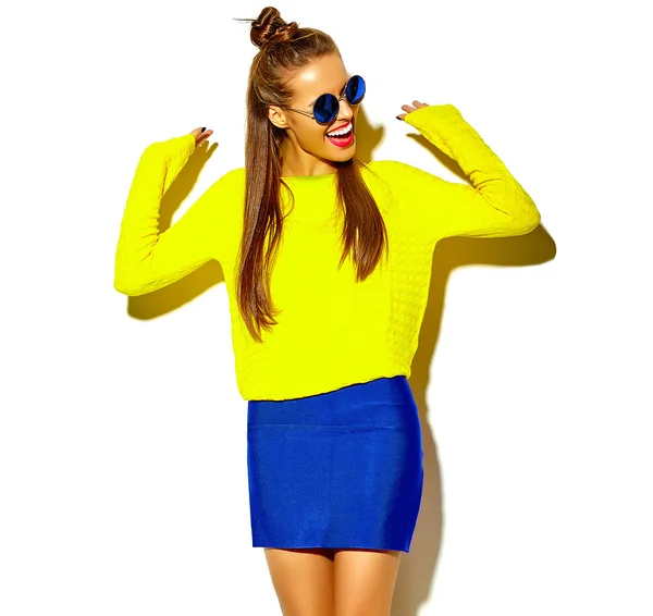 Retrato de moda alegre hipster menina enlouquecendo em casual colorido hipster amarelo verão roupas com lábios vermelhos isolados no branco — Fotografia de Stock