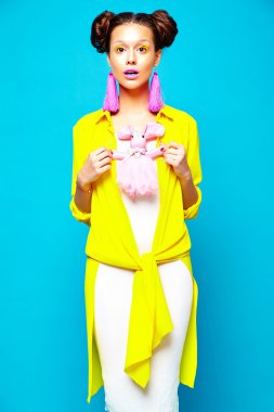 mavi arka plan üzerinde rahat renkli canlı hipster sarı yazlık giysiler neşeli moda hipster kız portresi