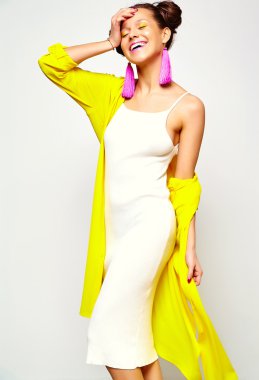 mavi arka plan üzerinde rahat renkli canlı hipster sarı yazlık giysiler neşeli moda hipster kız portresi