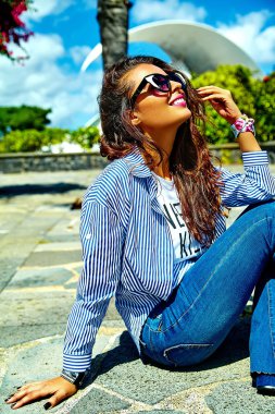 moda şık güzel genç gülümseyen esmer kadın model yaz hipster rahat mavi giysiler sokakta poz