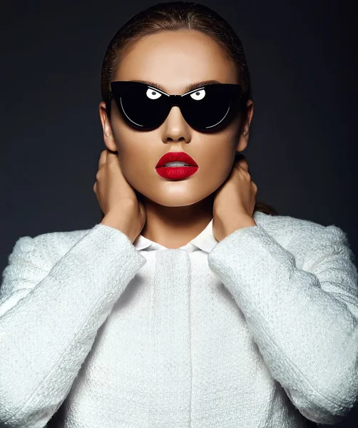 High fashion look.glamor beautiful sexy stylish brunette young woman model with red lips in white coat jacket in sunglasses — Stock Photo, Image