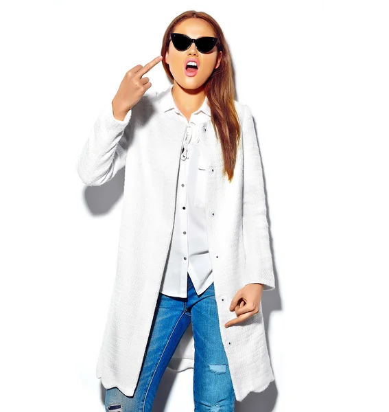 Bela morena mulher modelo em casual hipster verão roupas isoladas no branco — Fotografia de Stock