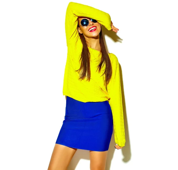 Moda hipster chica volverse loco en casual colorido hipster ropa — Foto de Stock