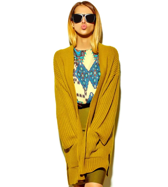 캐주얼 힙스터 여름 옷에 아름다운 금발여자 소녀 — 스톡 사진